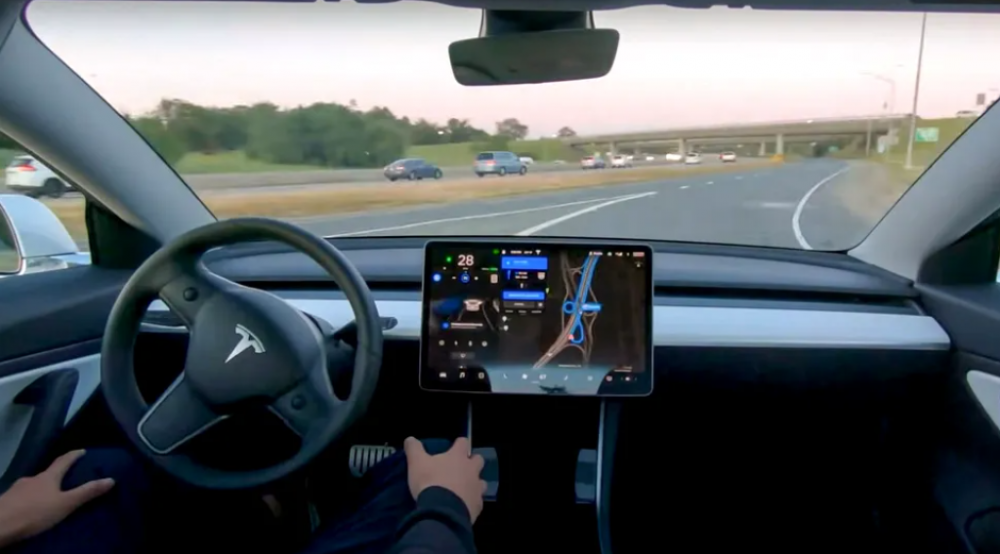 O mașină Tesla pe Autopilot a ucis un motociclist în trafic